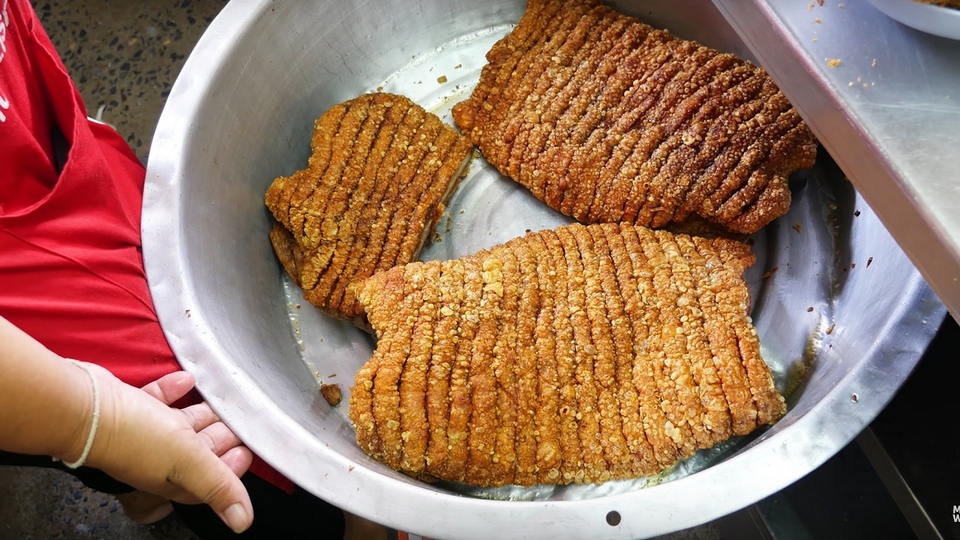 thai street food michelin star Guay Jub Mr. Joe Mr Joe Crispy Pork (Bib Gourmand) (1)