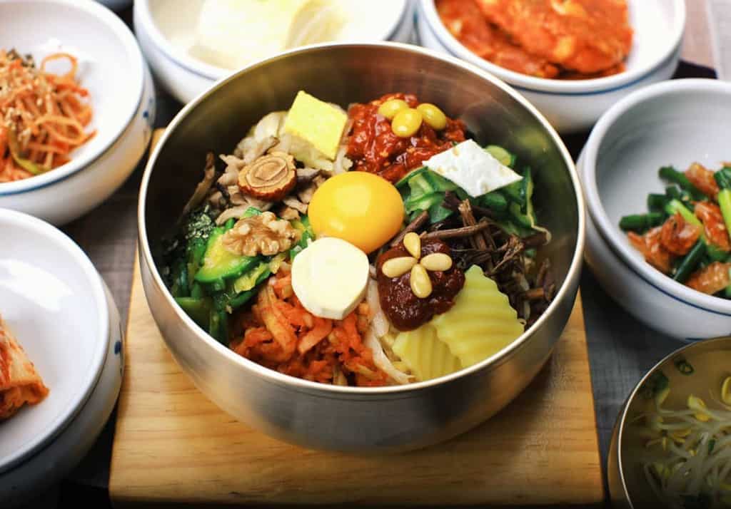 https://cdn.livingnomads.com/2019/03/01/bibimbap-korean-must-try-food-must-eat-in-korea-must-eat-korean-food-must-try-food-in-korea-1.jpg