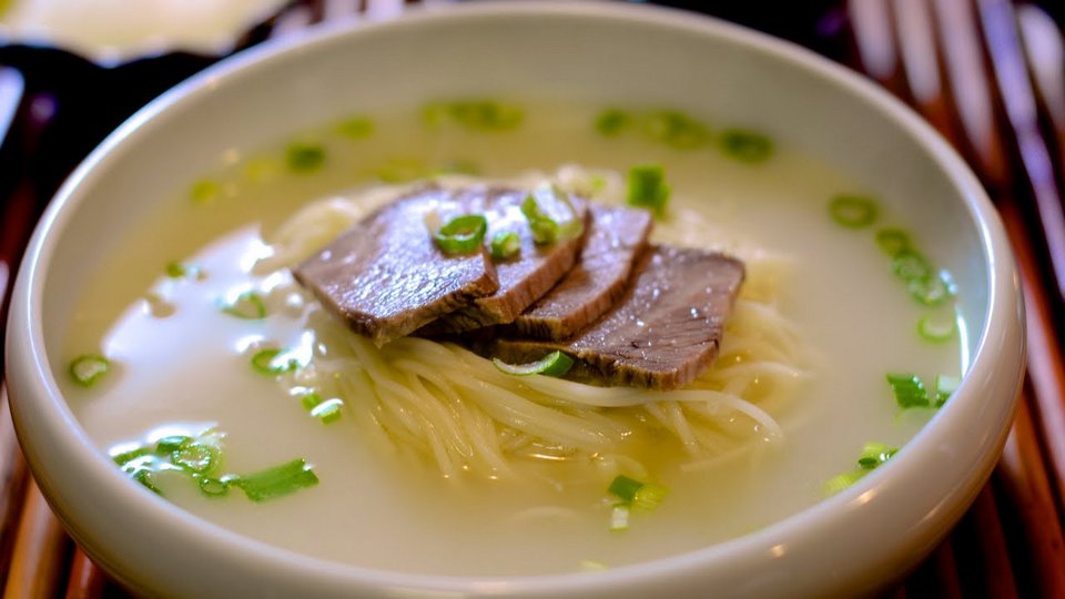 1Seolleongtang (Beef Bone Soup) (2)