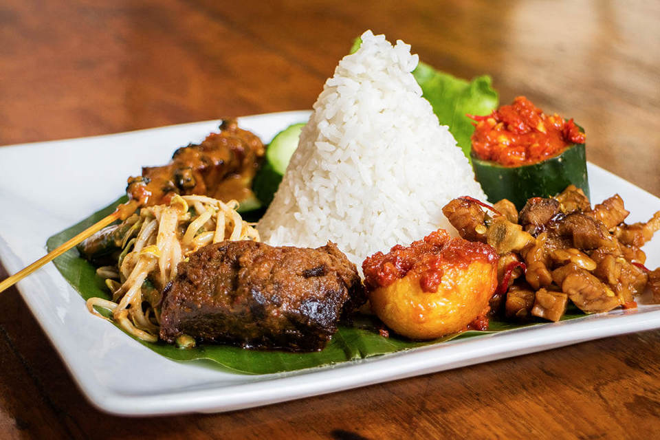 Taste-various-legendary-foods-with-us-on-Jakarta-food-tour.-1
