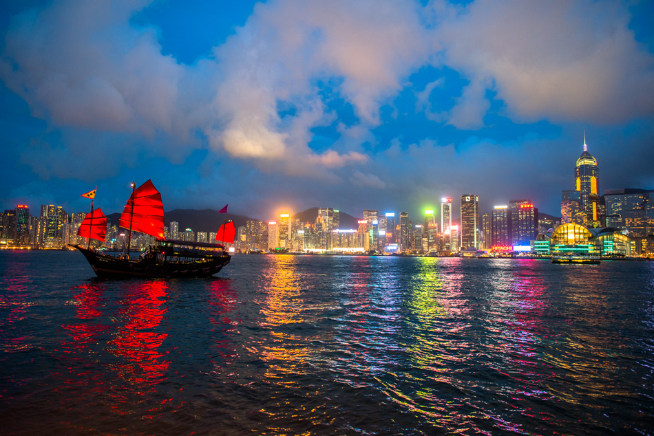 1auqualuna boat hong kong