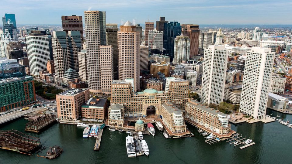 Tourists coming to Boston will see firsthand the skyscrapers intertwined, extremely harmonious with the ancient space. Not only that, nature also gives the city a vast carpet of maple leaves to the Canadian border.