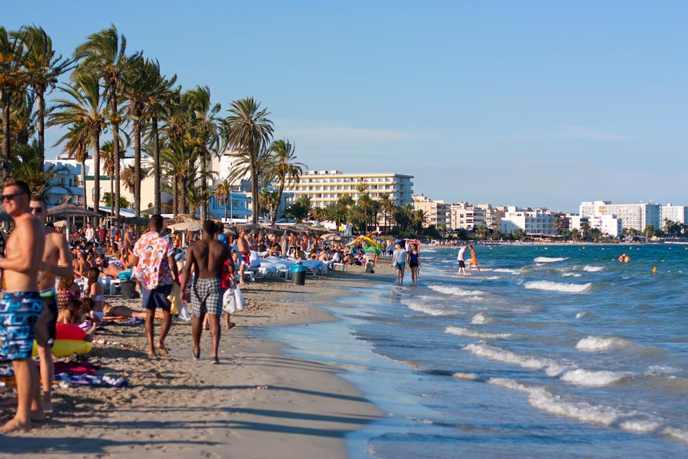 Beach in Platja d'en Bossa ibiza3