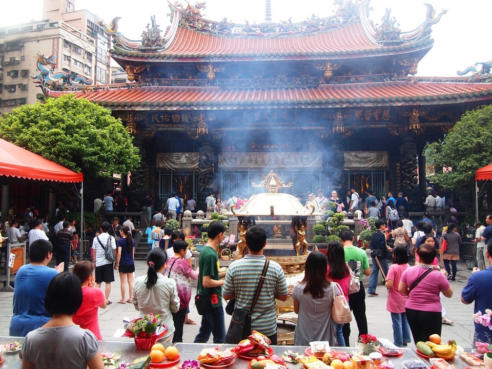 longshan temple taipei, wanhua, taipei itinerary 4 days blog,taipei recommended itinerary,taipei travel itinerary (1)
