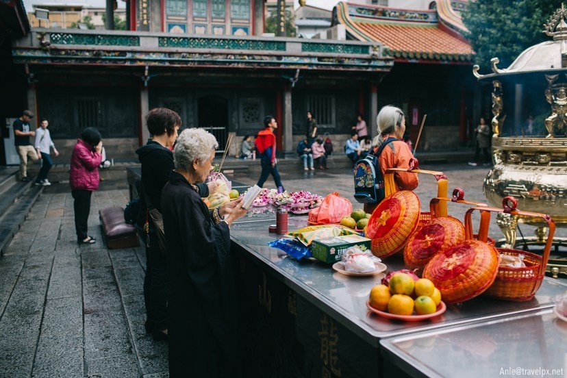 longshan temple taipei, wanhua, taipei itinerary 4 days blog,taipei recommended itinerary,taipei travel itinerary (1)