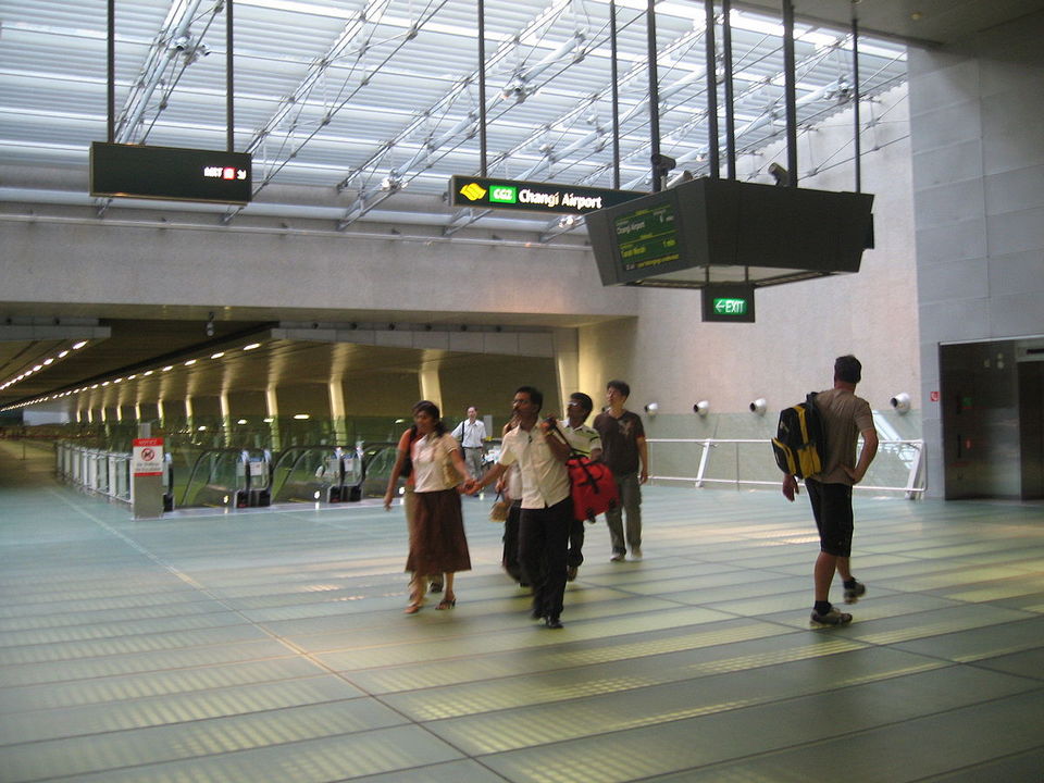 1200px-Changi_Airport_MRT_2