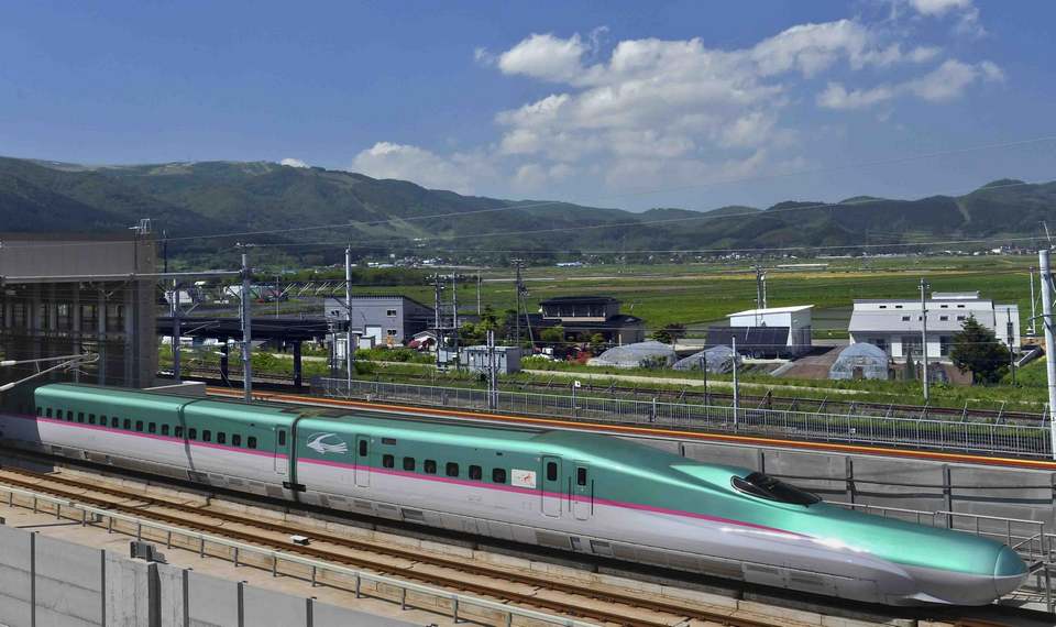 Shinkansen train entering Shin-Hakodate-Hokuto Station