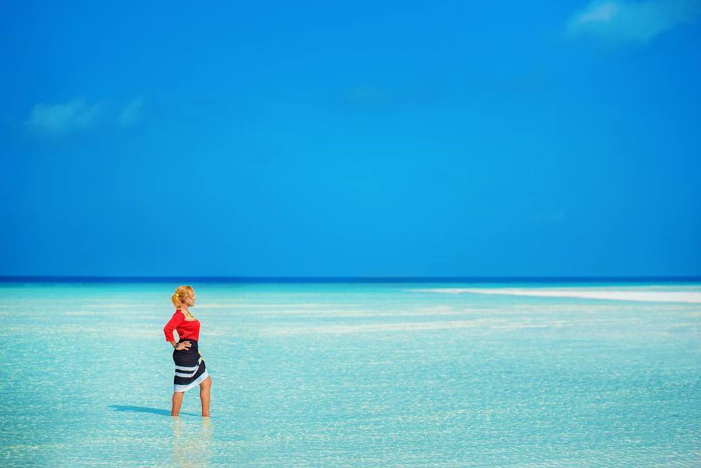 Sea, heaven merged as one of pure blue like jade.