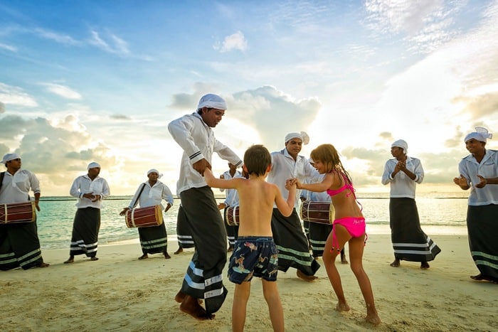 Traditional Maldivian parties are indispensable the sound of bodu beru drums. In addition, music, color lights, sea breeze and the freshest BBQ party.