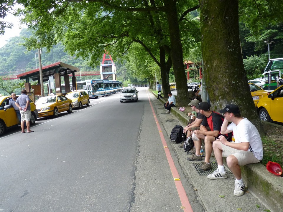 you can take a taxi to wulai