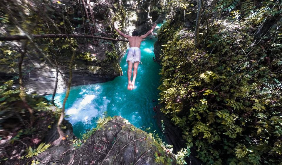 kawasan-falls-cebu-canyoneering-cebu island travel guide,cebu travel blog,cebu travel guide,cebu trip blog