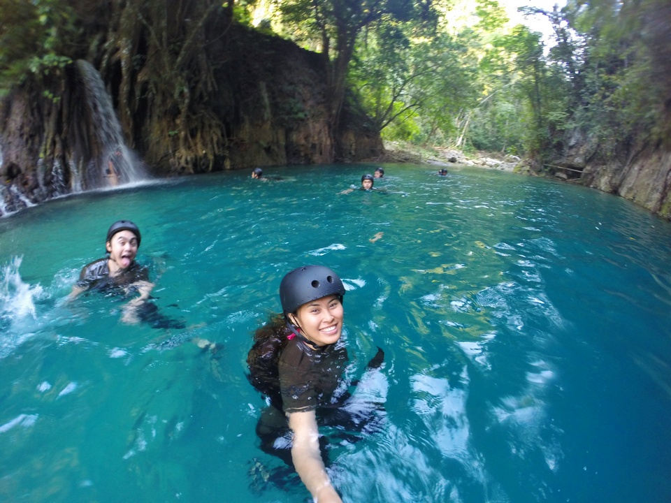 swimming Kawasan Falls,cebu guide,cebu blog,cebu island travel guide,cebu travel blog,cebu travel guide,cebu trip blog (2)
