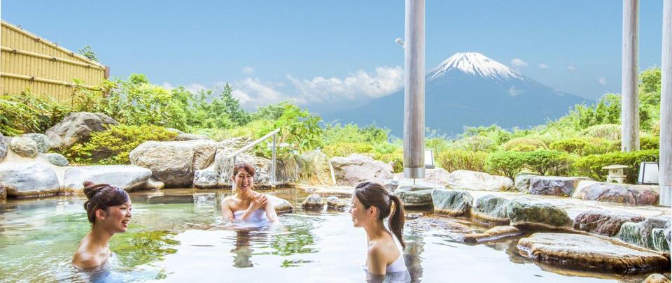 Hakone is most famous for its so many hot springs (Onsen), especially the resorts located along the flow of hot streams that have existed for a long time.