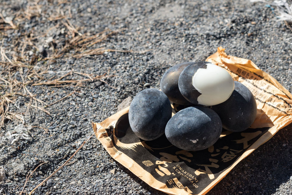 black boied eggs Owakudani Valley,hakone travel blog,hakone travel guide,hakone blog,2 days in hakone,hakone 2 day itinerary (1)