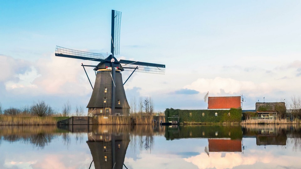 p3060604-view-of-windmill-and-reflection-in-kinderdijk-village-netherlands-_rao3pzi4__F0000