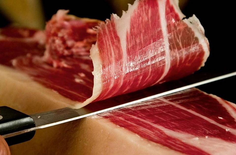 Corte_jamon_iberico_colorful_wines-cover