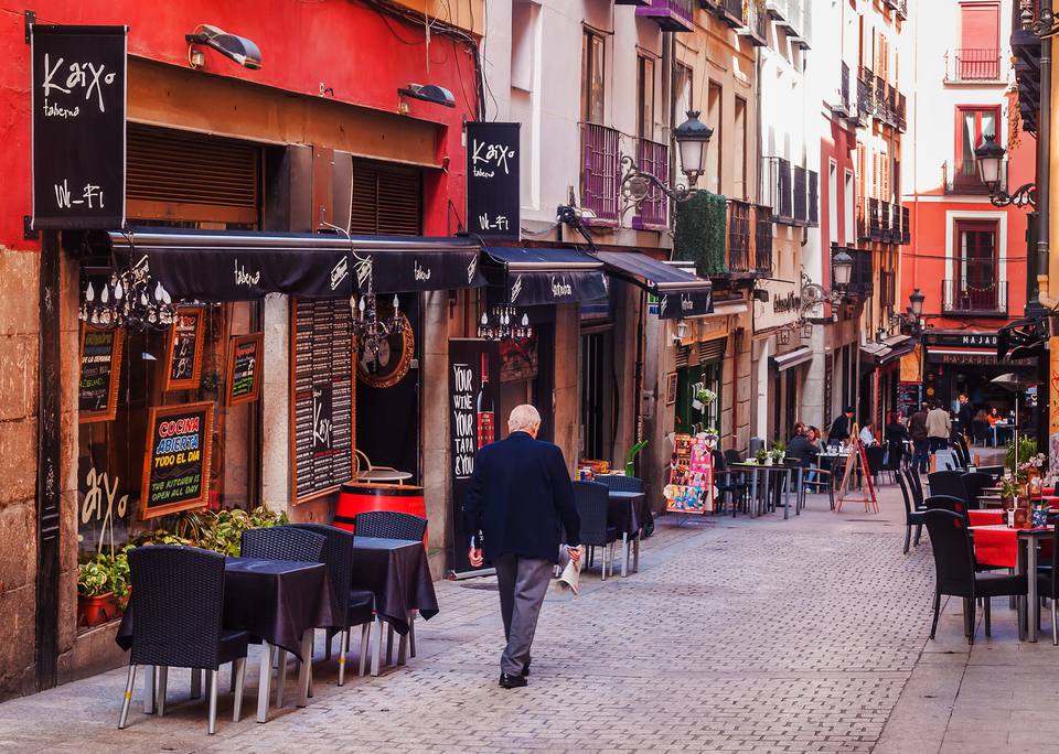 restaurantsinMadridstreet-5c90d4d246e0fb000155590a
