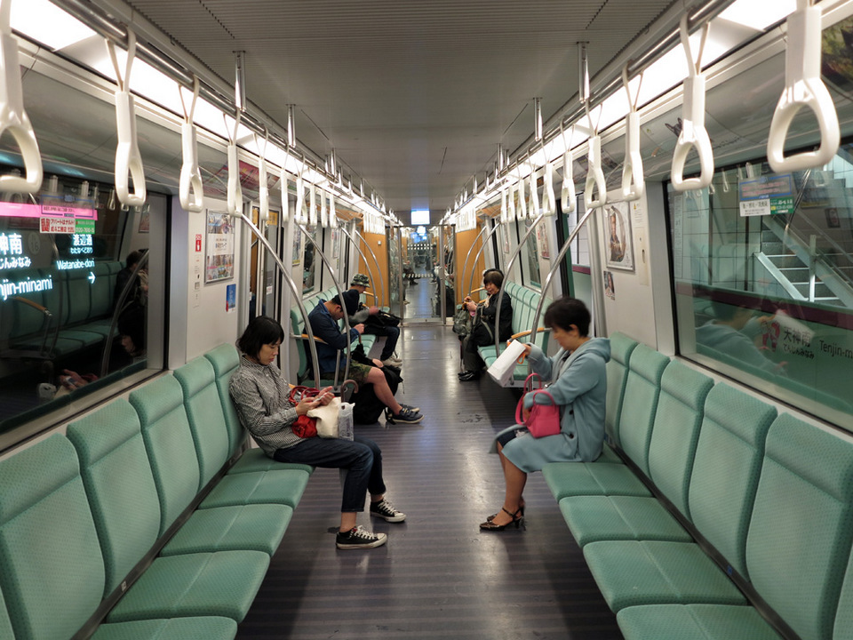 N-Inside-Train-subway fukuoka