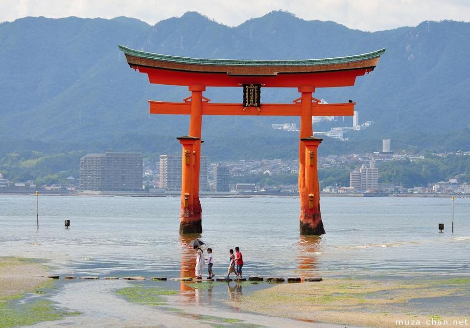 Miyajima Island & Itsukushima Shrine,hiroshima travel blog (1)