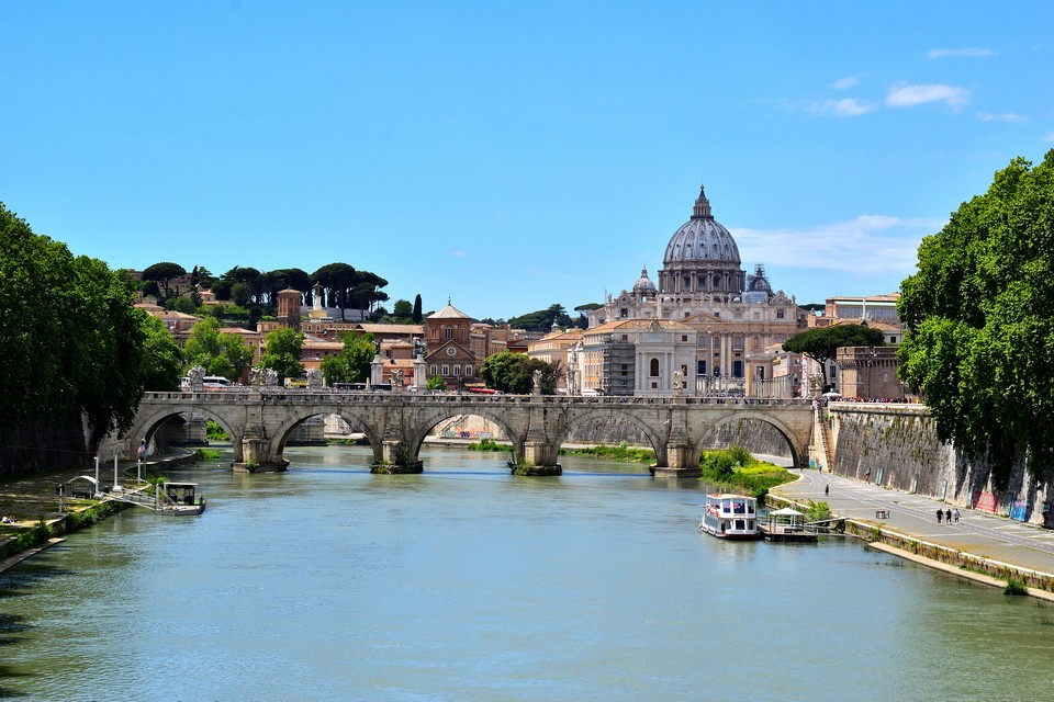 tiber river rome travel blog (2)