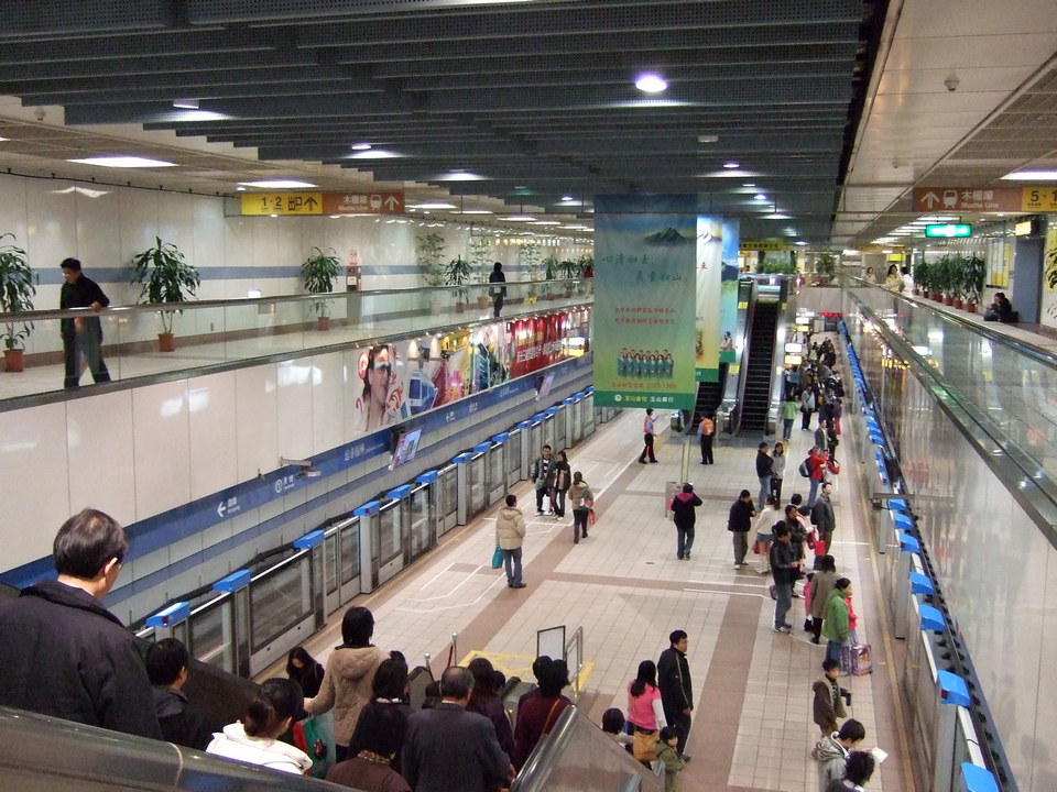 Taipei MRT Zhongxiao Fuxing Station Platform