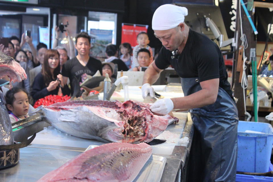 tuna cutting show at kuroshi fish market