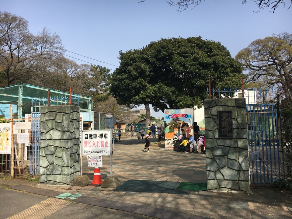 zoo entrance at wakayama castle with many patrons walking about