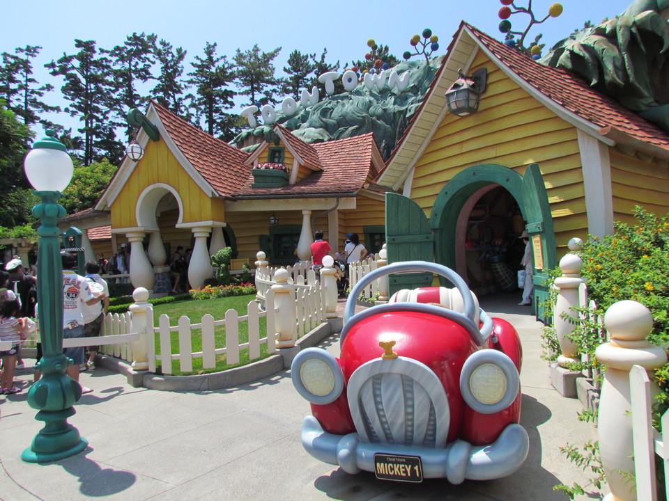 Mickey’s house and car