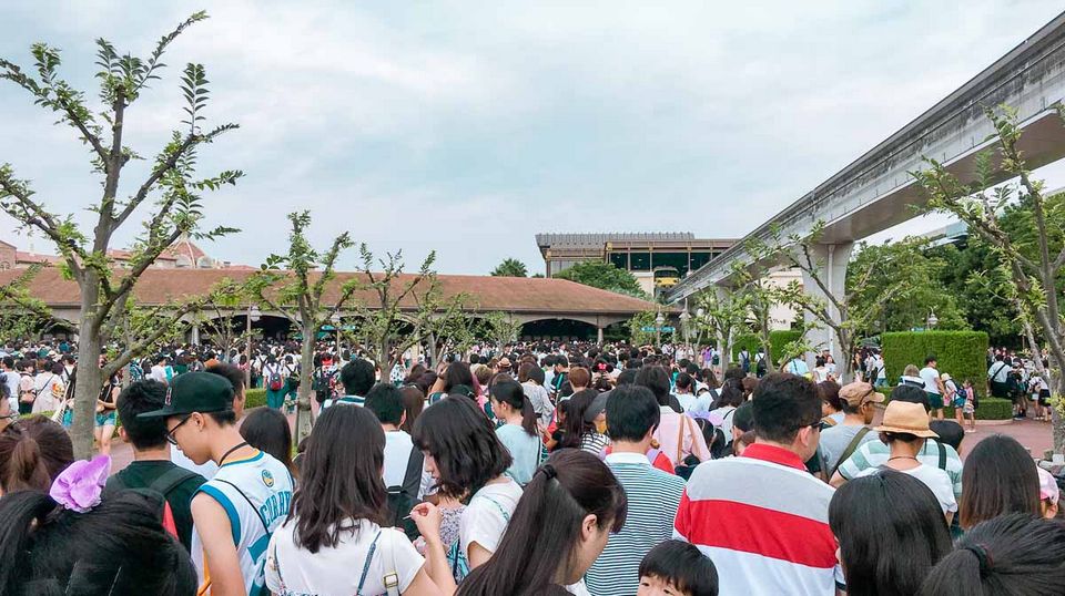Queue-to-Tokyo-Disneysea-on-a-school-holiday-Tokyo-Disneyland-Guide