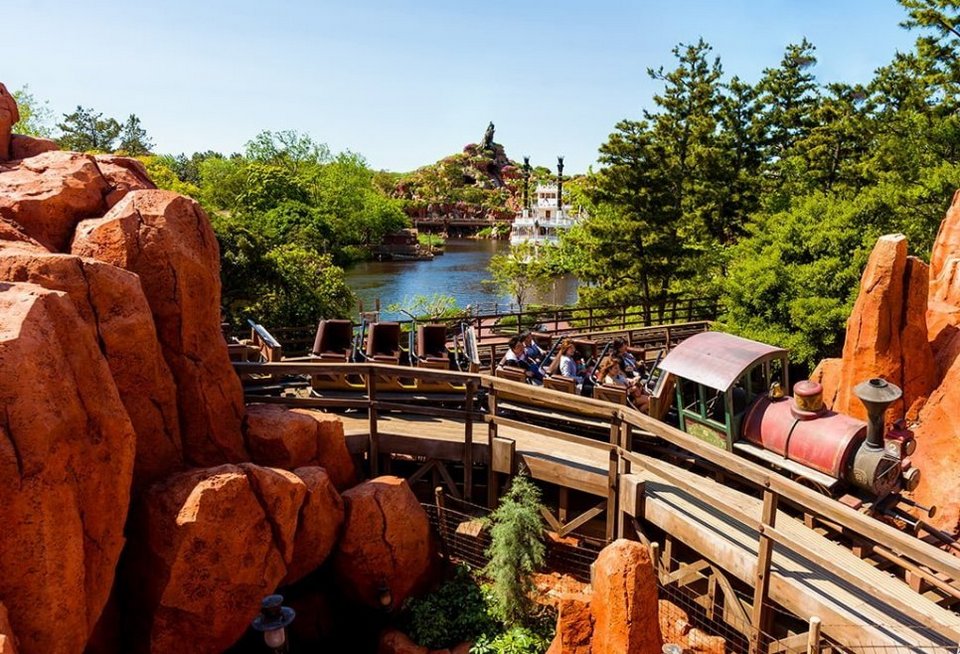 tokyo-disneyland-big-thunder-splash-mountain