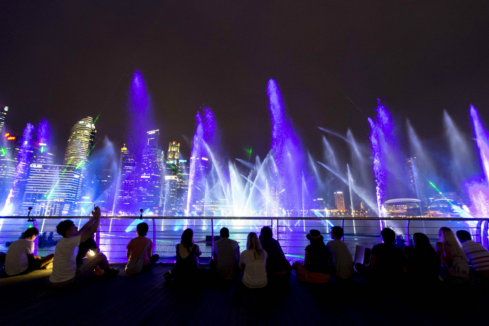 marina bay sand light show singapore,best place to go at night in singapore (1)