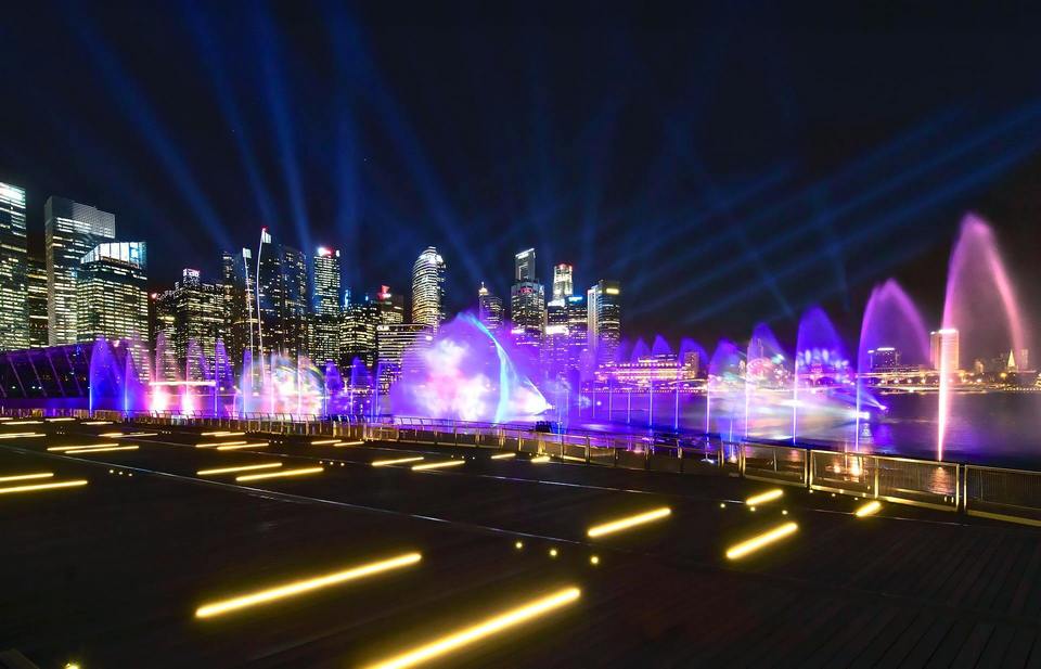 marina bay sand light show singapore,best place to go at night in singapore (1)