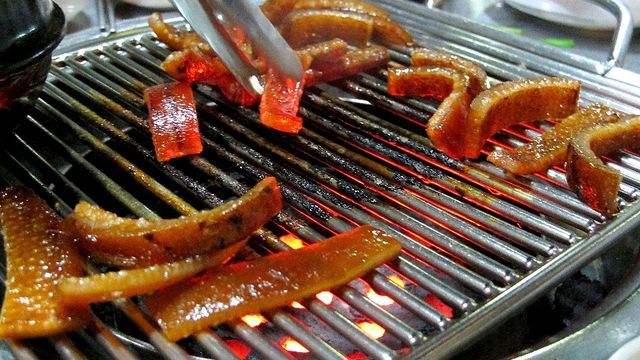 Dwaeji Ggupdaegi (Grilled pig skin) (1)