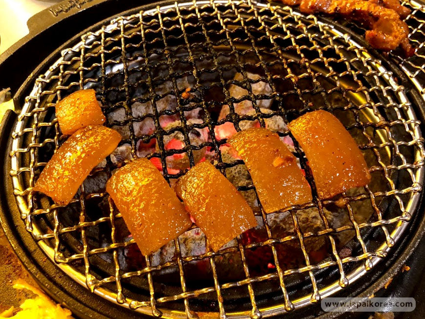 Dwaeji Ggupdaegi (Grilled pig skin) (11)