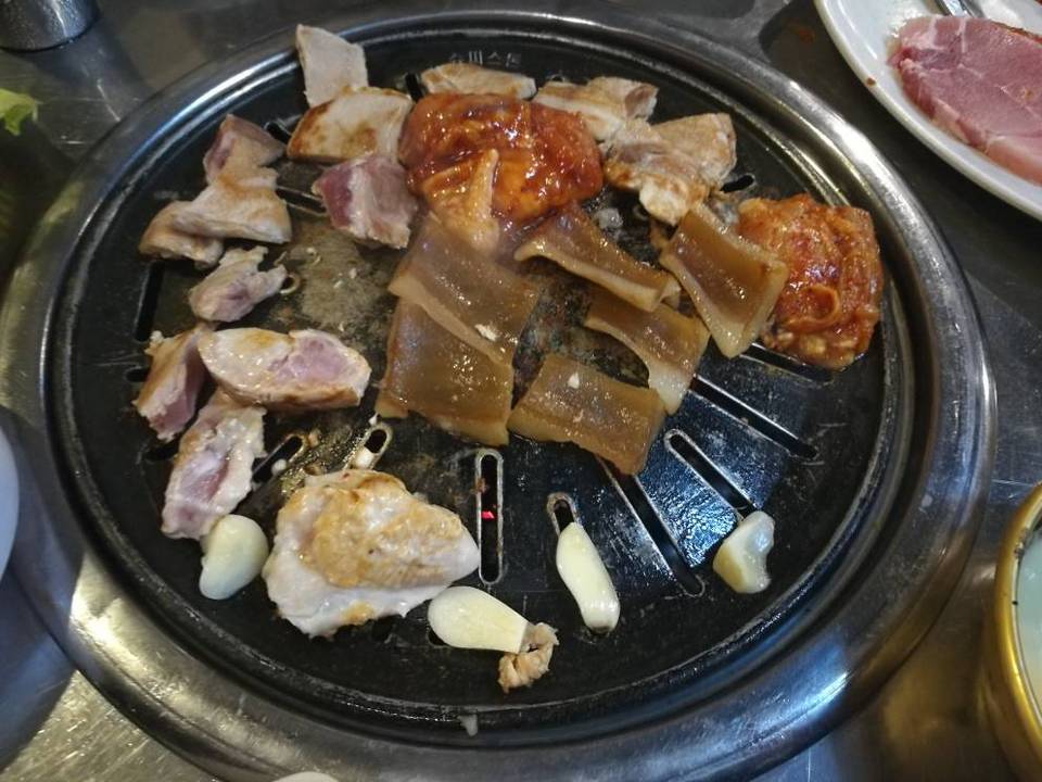Dwaeji Ggupdaegi (Grilled pig skin) (12)