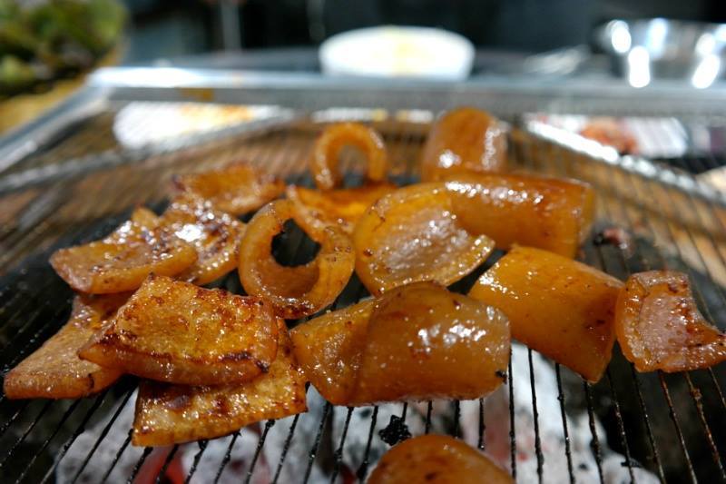 Dwaeji Ggupdaegi (Grilled pig skin) (3)