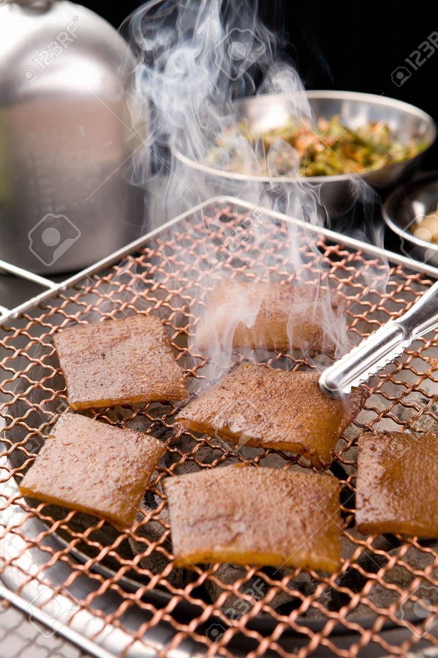 Dwaeji Ggupdaegi (Grilled pig skin) (6)