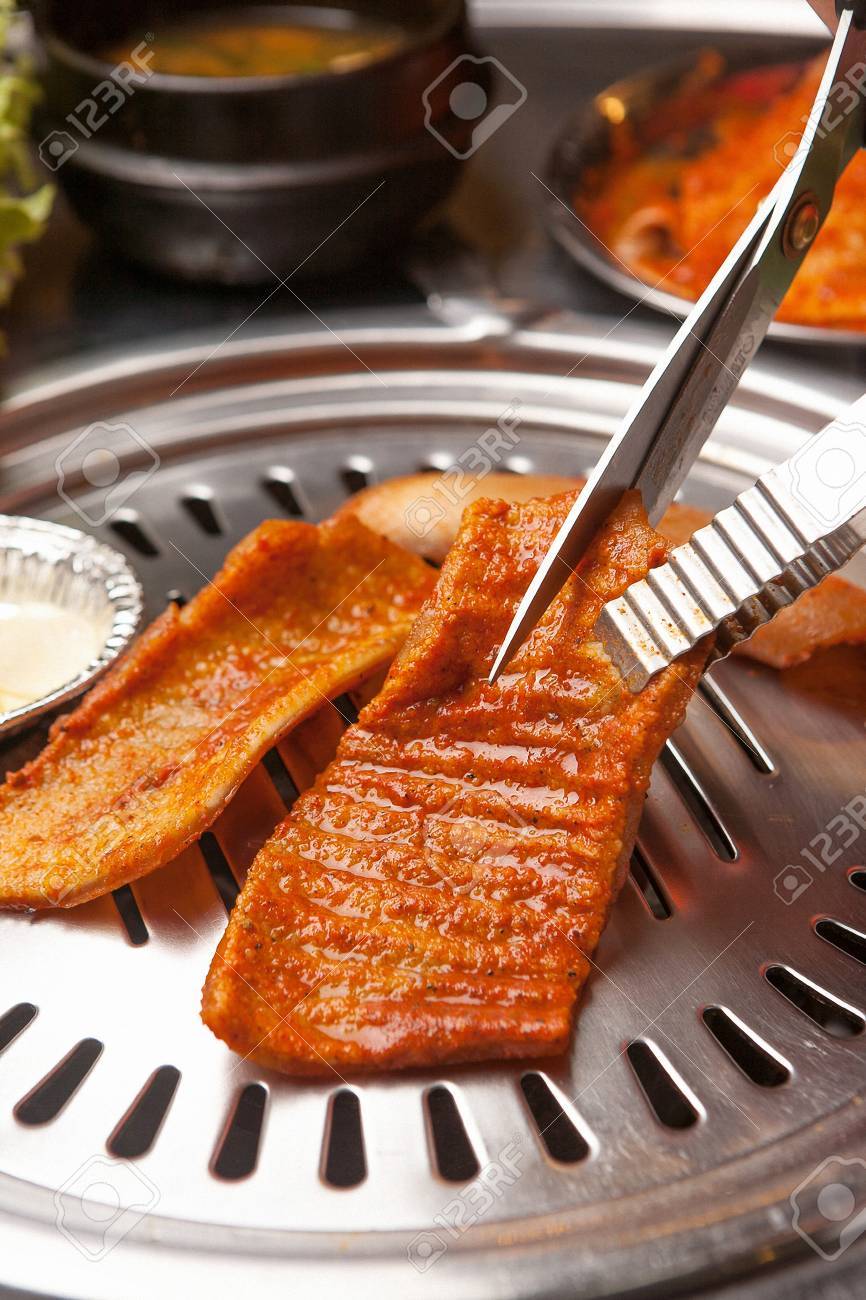 Dwaeji Ggupdaegi (Grilled pig skin) (7)