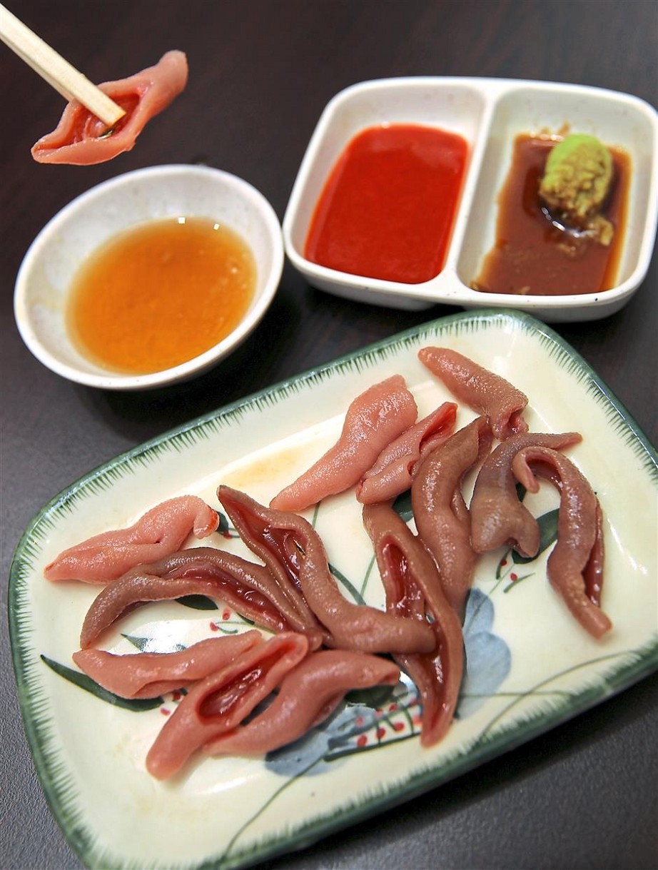 Gaebul Urechis unicinctus,strange food in korea,korean exotic food,weird korean food,korean strange food (9)