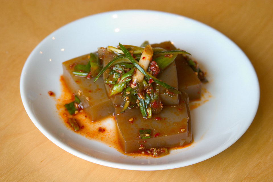 Korean_acorn_jelly-Dotorimuk-02