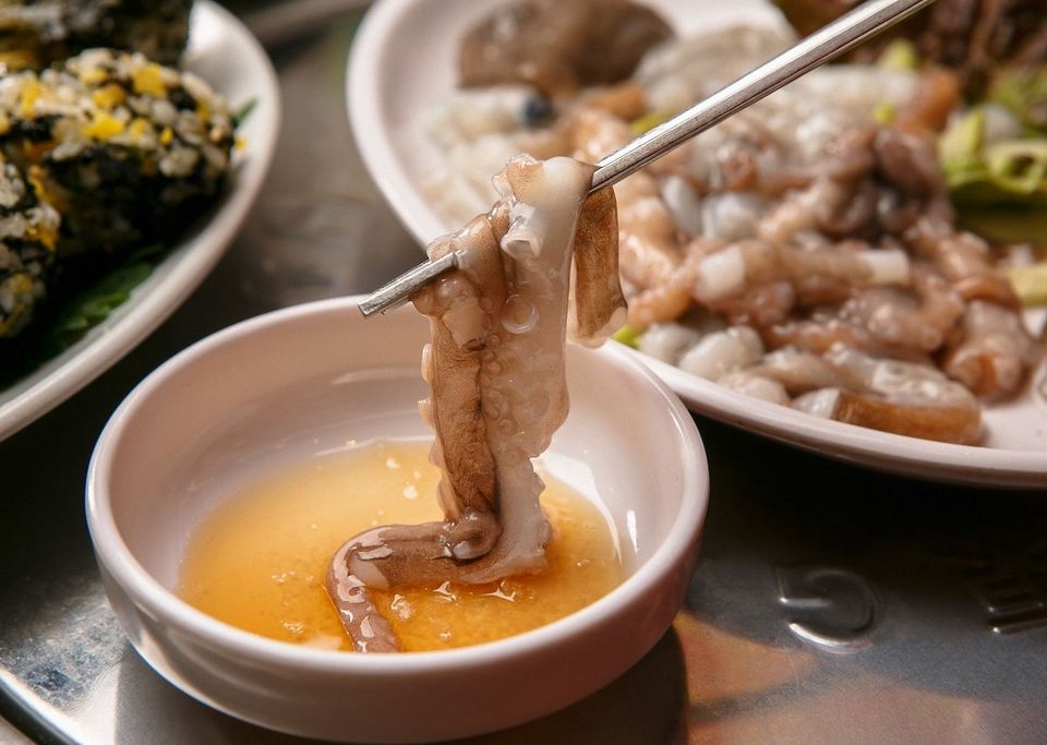 Sannakji (Live Octopus Sashimi),strange food in korea,unusual korean food,weird korean food,korean strange food (10)