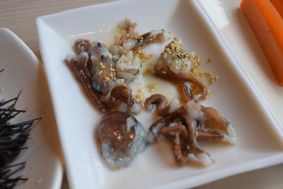 Sannakji (Live Octopus Sashimi),strange food in korea,unusual korean food,weird korean food,korean strange food (3)