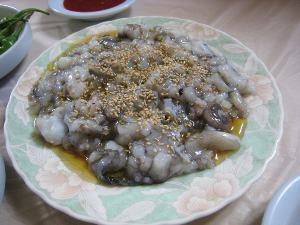 Sannakji (Live Octopus Sashimi),strange food in korea,unusual korean food,weird korean food,korean strange food (5)
