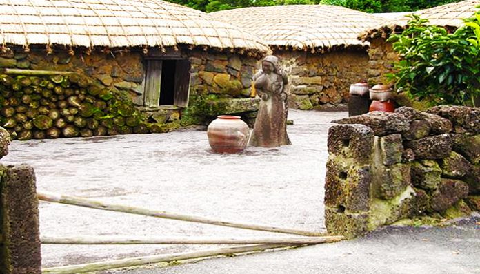 Seongeup Folk Village jeju (1)