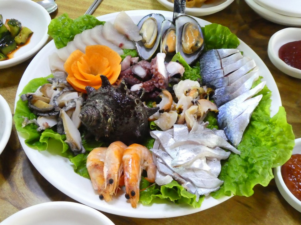 Hwae (Fresh Raw Fish with Salad) jeju (1)