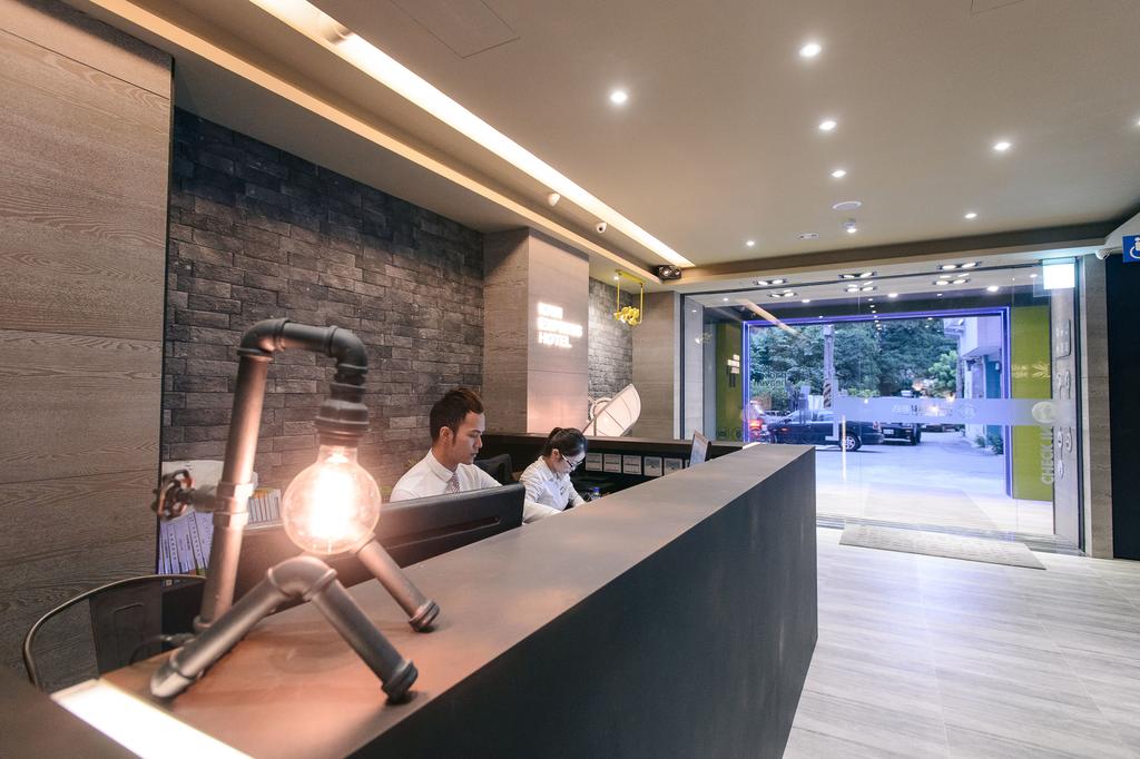 Taichung hostel near train station Kiwi Express Hotel (1)