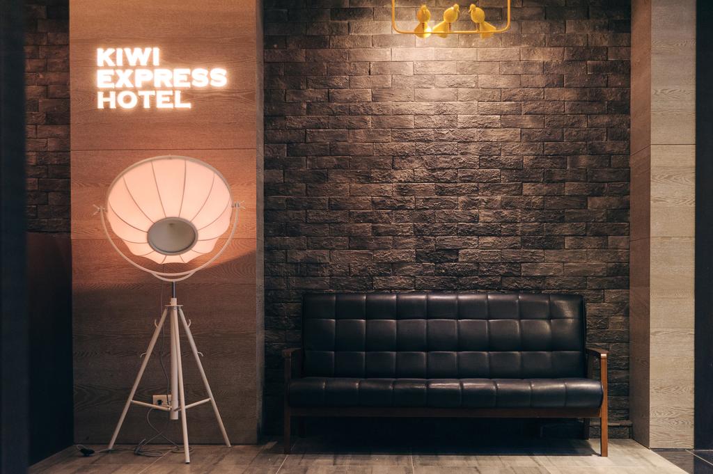 Taichung hostel near train station Kiwi Express Hotel (1)