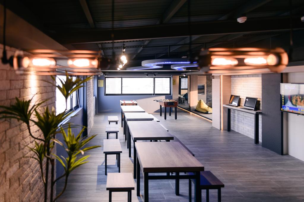 Taichung hostel near train station Kiwi Express Hotel (1)