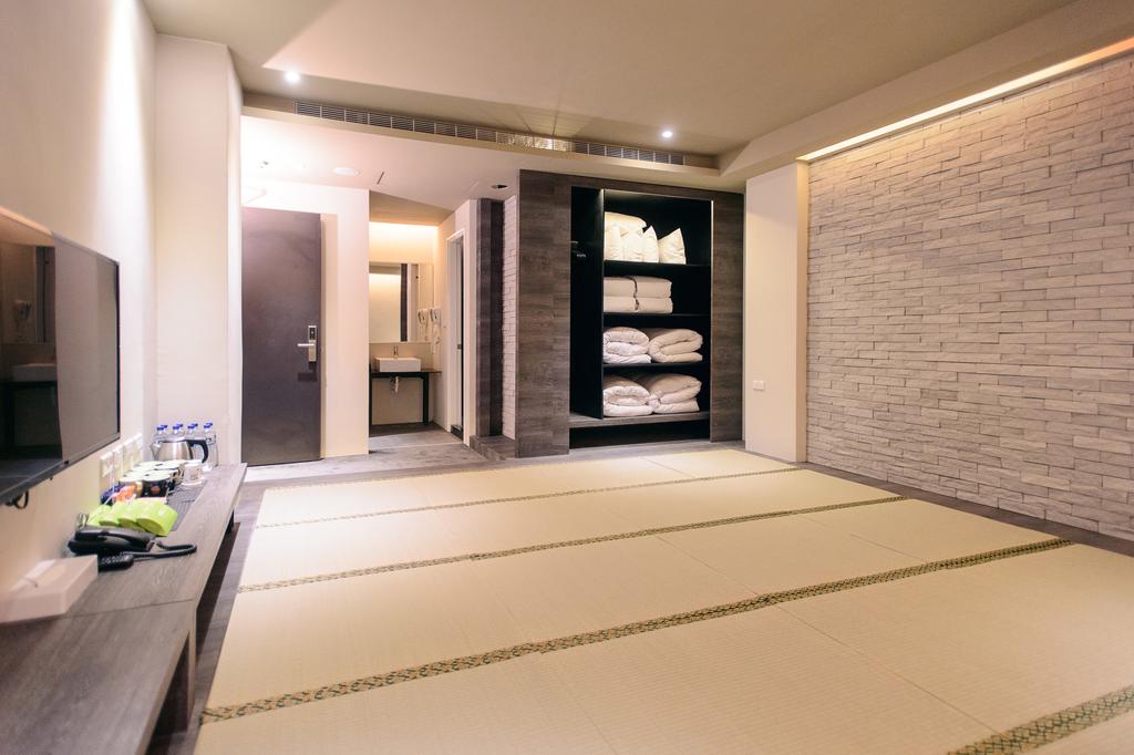Taichung hostel near train station Kiwi Express Hotel (1)