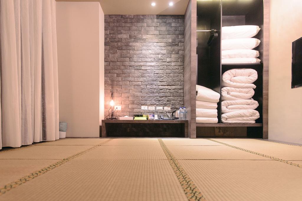 Taichung hostel near train station Kiwi Express Hotel (1)